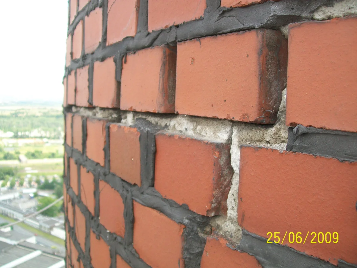 Sanierung 114 m hoher Mauerwerkskamin Fa. Kalle in Wiesbaden — Bild 1