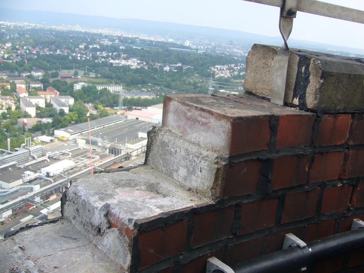 Sanierung 114 m hoher Mauerwerkskamin Fa. Kalle in Wiesbaden — Bild 5